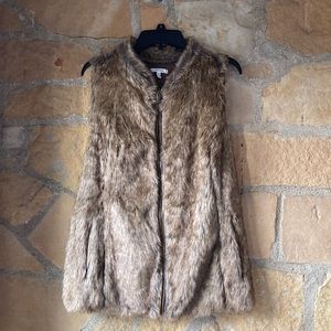 Brown fur vest with a knitted back and has pockets. Very comfy and stylish.